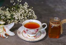 শীতে মধু খেলে যেসব উপকার পাবেন honey