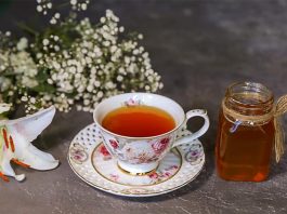 শীতে মধু খেলে যেসব উপকার পাবেন honey