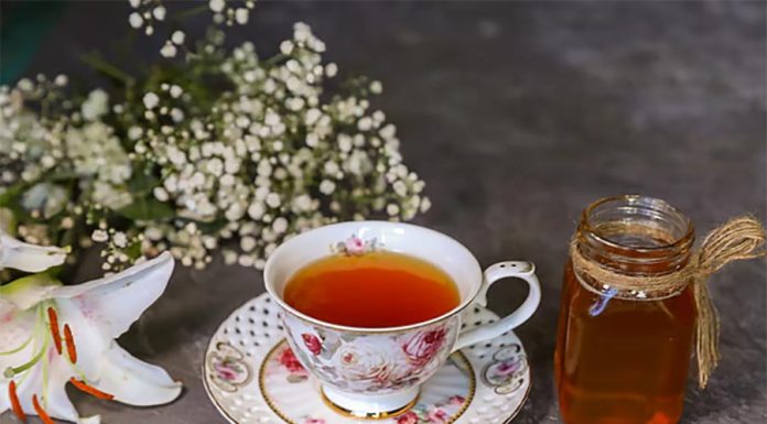 শীতে মধু খেলে যেসব উপকার পাবেন honey